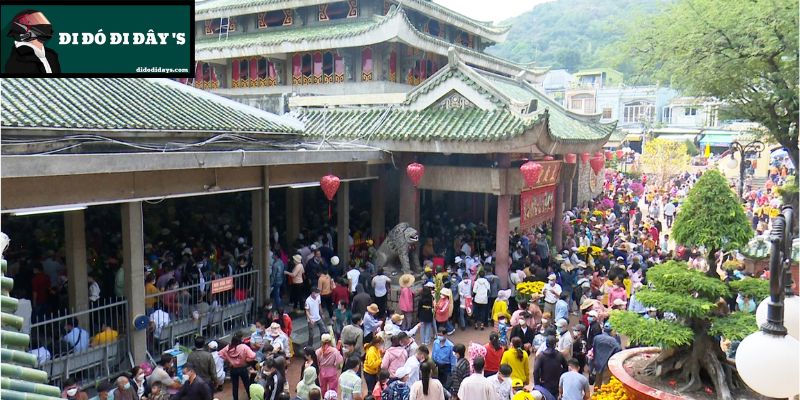 mùa lễ hội đông đúc