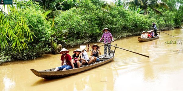 Đi xuồng len lỏi kênh rạch