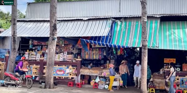 Các gian hàng trong khuôn viên chùa