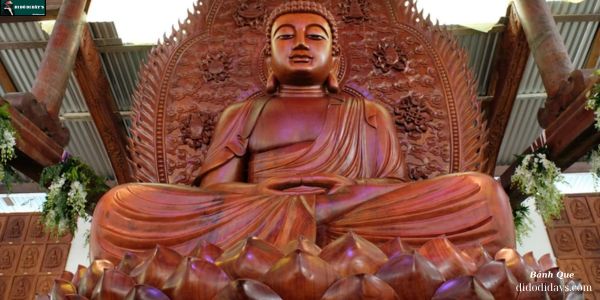 Tượng Phật Thích Ca bằng gỗ đỏ