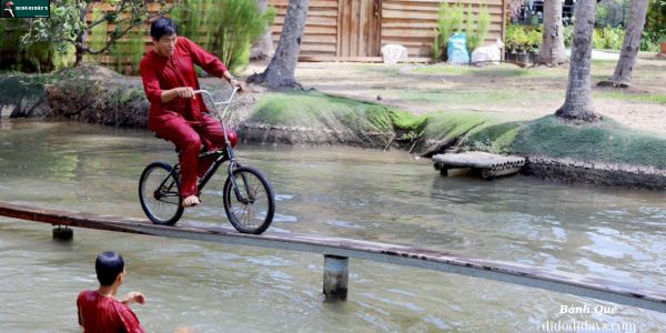 Chạy xe qua cầu khỉ