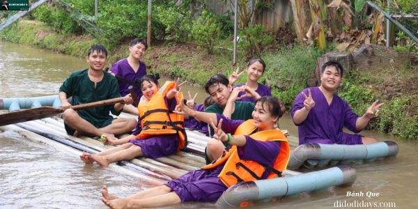 Chèo xuồng quanh con rạch