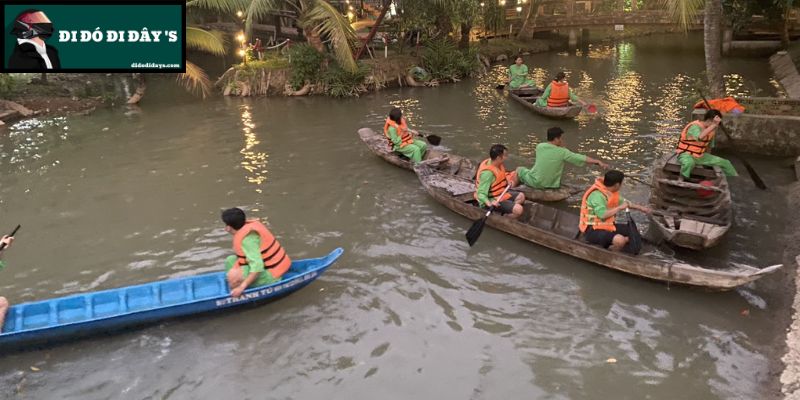 .Chèo Xuồng Qua Các Con Rạch
