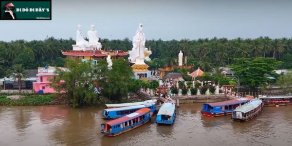 Đi đường thủy đến Chùa Liên Hoa