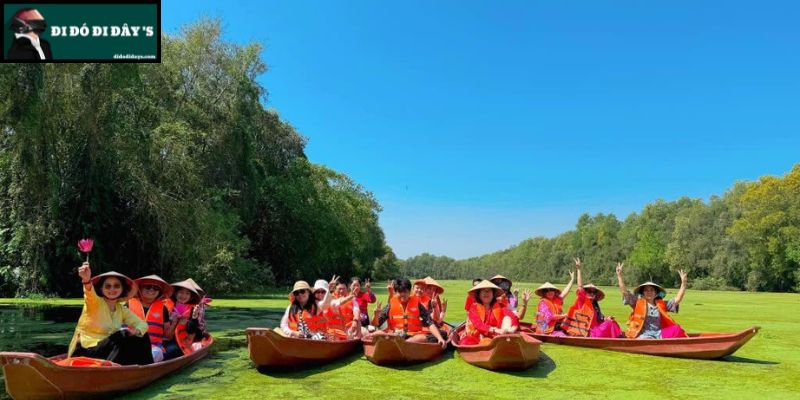 Chèo Xuồng Len Lỏi Trong Rừng Tràm