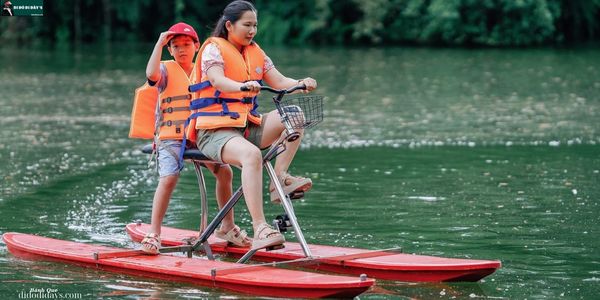 Đạp xe nước trên kênh rừng