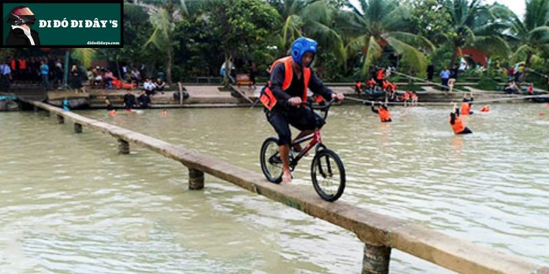 Đạp Xe Đạp Qua Cầu Khỉ