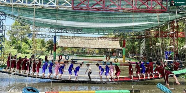 đi cầu lắc khu du lịch làng tre tư sang