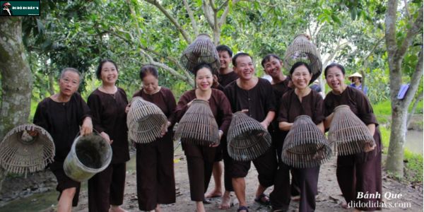 Tát mương bắt cá tại Làng Tre Tư Sang