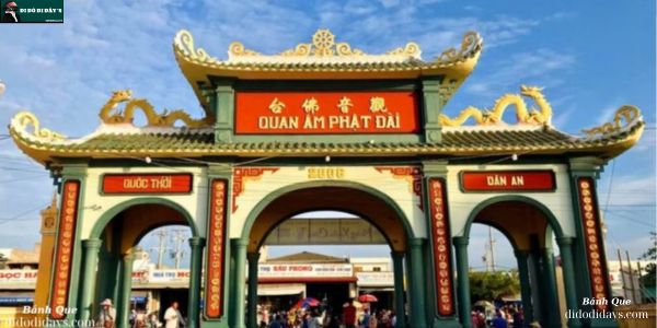 Cổng Tam Quan chùa Mẹ Nam Hải