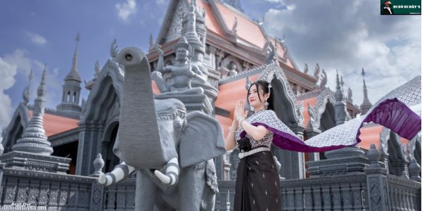 tượng voi trắng đang phun nước vào hồ sen