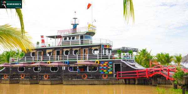 Chiếc Thuyền Gỗ Đen ở Cồn Én