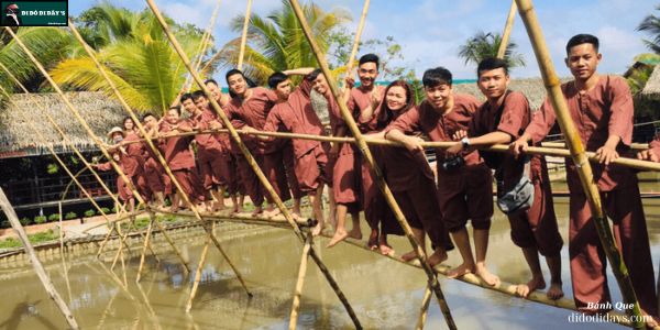 Đi cầu khỉ giữ thăng bằng