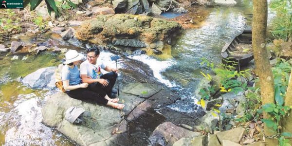 Trekking xuyên rừng ngắm suối đá