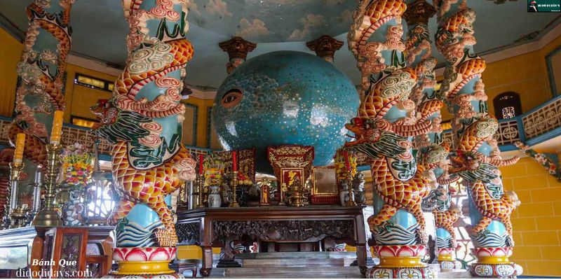 Bát Quái Đài: linh thiêng nhất, thờ Thiên Nhãn biểu trưng tối cao của đạo.