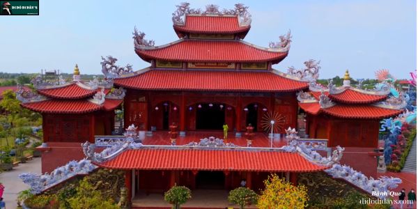 Chánh điện bằng gỗ