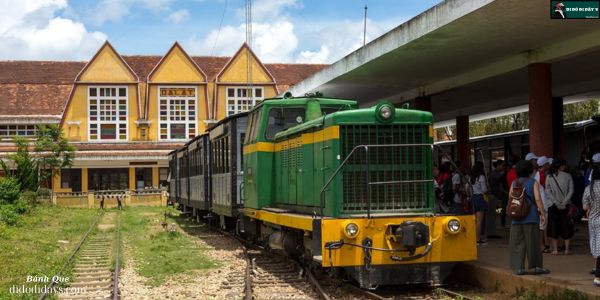 Đi bằng xe lửa cổ đến chùa ve chai